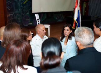 Embajadora de los EE. UU. asiste a panel organizado por Movimiento Justicia Jet Set