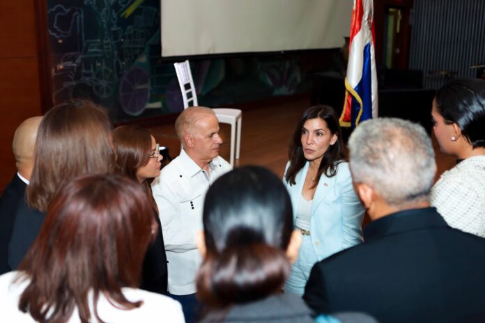 Embajadora de los EE. UU. asiste a panel organizado por Movimiento Justicia Jet Set