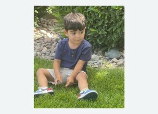 Niño muere aplastado por un monumento mientras jugaba en un parque