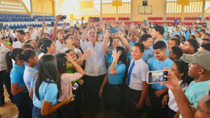 Abinader dispone que el Mescyt evalúe desde quinto de bachillerato las solicitudes de becas