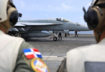 Autoridades dominicanas visitan el portaviones USS Nimitz