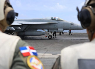 Autoridades dominicanas visitan el portaviones USS Nimitz