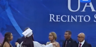 Graduada de la UASD se vuelve viral tras “sacar” políticos de su foto de investidura