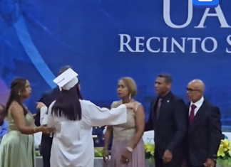 Graduada de la UASD se vuelve viral tras “sacar” políticos de su foto de investidura