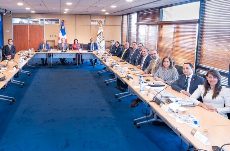 FMI estima crecimiento en torno al 4 % y una inflación dentro del rango meta al término de 2026 para RD