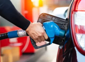 Gobierno anuncia alza moderada en combustibles y promete congelar precios por tres meses