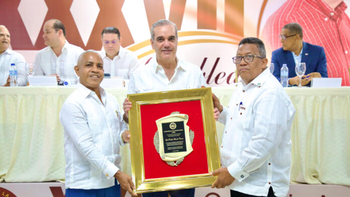 Abinader reafirma apoyo a industriales de la harina para mantener precios del pan