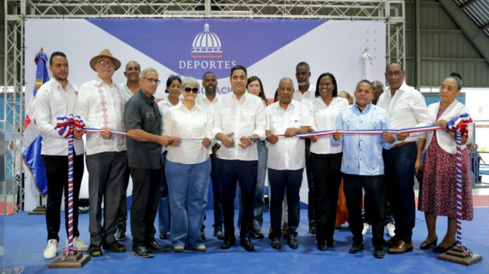Kelvin Cruz entrega remozado multiuso de Consuelo con inversión superior a RD 22 millones