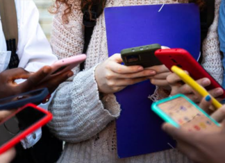 EAU prohíbe las redes sociales a los menores de 15 años