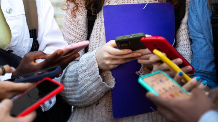 EAU prohíbe las redes sociales a los menores de 15 años