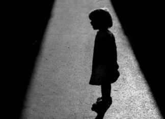 Hieren niña de siete años en el cuello durante riña en San Pedro de Macorís