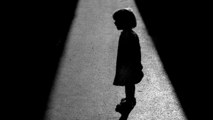 Hieren niña de siete años en el cuello durante riña en San Pedro de Macorís