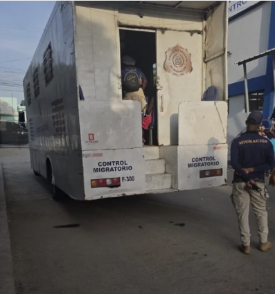 Migración detiene a dos empleados por tráfico irregular de haitianos en vehículos oficiales