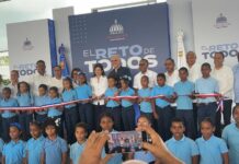 Gobierno entrega carretera, techado deportivo y equipos tecnológicos en Monte Plata
