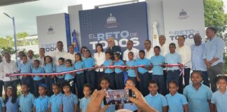 Gobierno entrega carretera, techado deportivo y equipos tecnológicos en Monte Plata