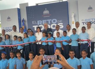 Gobierno entrega carretera, techado deportivo y equipos tecnológicos en Monte Plata