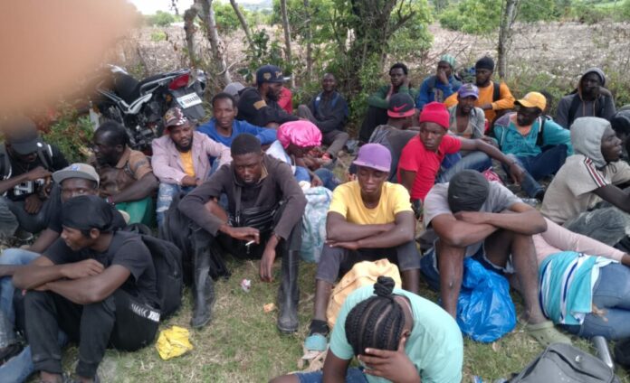 Ejército intercepta a 35 haitianos indocumentados en montañas de El Cercado