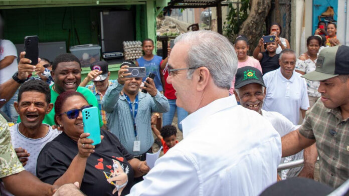Abinader inaugurará este sábado en la provincia de Monte Plata dos carreteras y un techado escolar