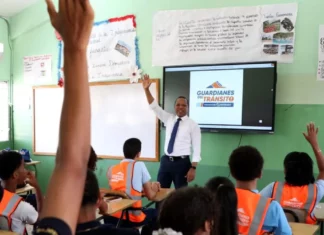 Morrison impulsa educación vial en liceos y anuncia carnet de aprendizaje para estudiantes