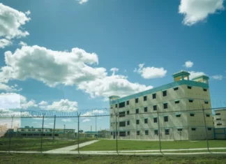 Dictan prisión preventiva a mujer que intentó introducir drogas a cárcel de Las Parras