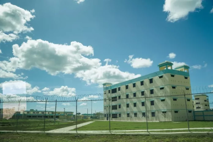 Dictan prisión preventiva a mujer que intentó introducir drogas a cárcel de Las Parras