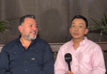 Pastor causa revuelo tras presentar a su esposo en plena iglesia