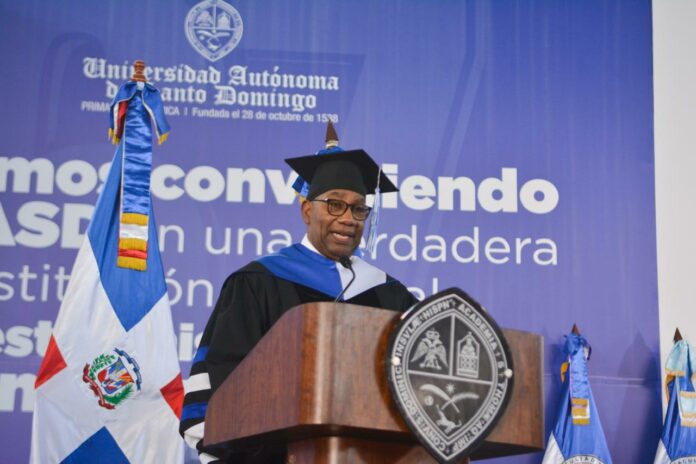 Rector de la UASD anuncia su retiro tras 55 años de servicio