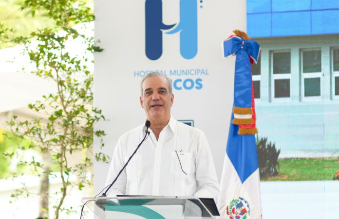Abinader entrega remozamiento general y moderna área de Emergencia del Hospital Municipal de Cevicos
