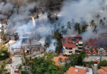 Continúan labores para sofocar incendio en hotel de Bayahíbe; causas están bajo investigación