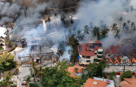Continúan labores para sofocar incendio en hotel de Bayahíbe; causas están bajo investigación