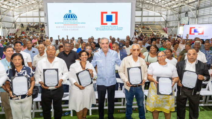 Abinader entrega 2,322 títulos de propiedad en Domingo Savio para beneficiar a más de 9,000 personas