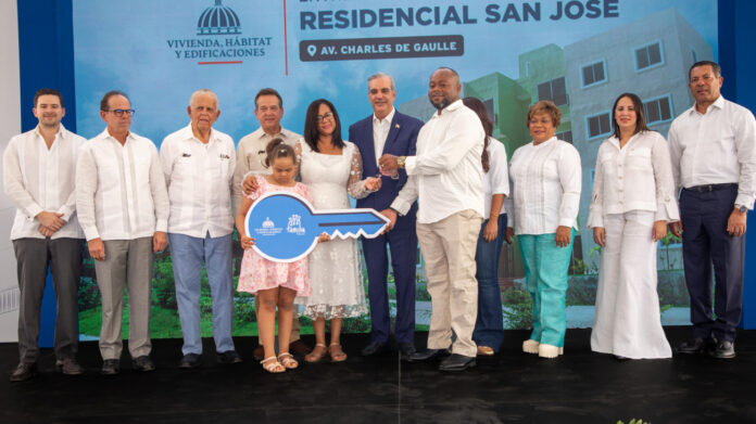 Abinader entrega 700 apartamentos del Plan Familia Feliz en la Urbanización San José