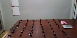 Autoridades ocupan 63 porciones de presuntas drogas y dos motocicletas en Valverde