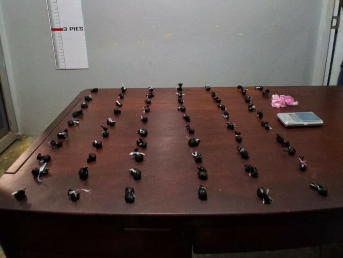 Autoridades ocupan 63 porciones de presuntas drogas y dos motocicletas en Valverde