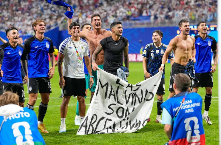 La FIFA no sancionará a los futbolistas argentinos por la pancarta sobre las islas Malvinas
