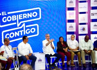 Abinader prioriza soluciones al agua potable durante encuentro comunitario en Samaná