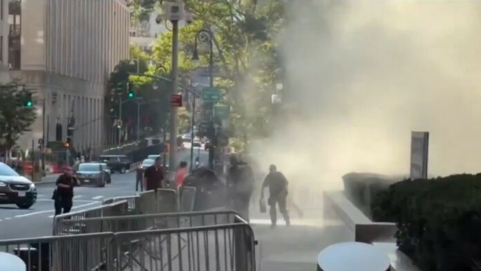 Explosión afuera de un edificio gubernamental en Nueva York