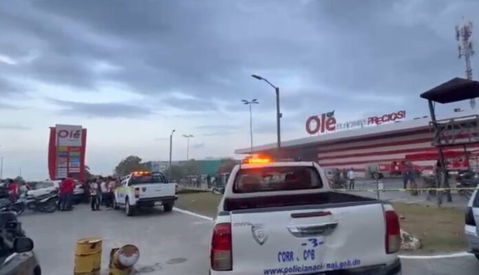 Clientes y colaboradores están fuera de peligro tras conato de incendio en supermercado Olé