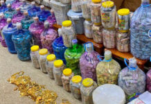 Hallan millones de dólares en botellas ocultas en paredes durante investigación por corrupción en Irak
