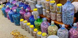Hallan millones de dólares en botellas ocultas en paredes durante investigación por corrupción en Irak