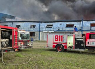 Incendio afecta una nave del Parque Industrial Los Candelones en Santiago