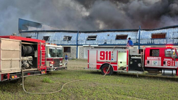 Incendio afecta una nave del Parque Industrial Los Candelones en Santiago
