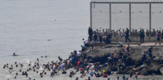 Ceuta pide la emergencia nacional tras la llegada de una avalancha masiva de migrantes