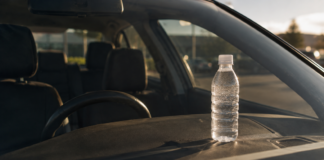 Lo que el calor le hace a tu botella de agua en el coche te dejará sin palabras