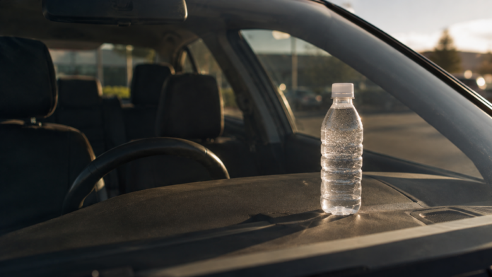 Lo que el calor le hace a tu botella de agua en el coche te dejará sin palabras