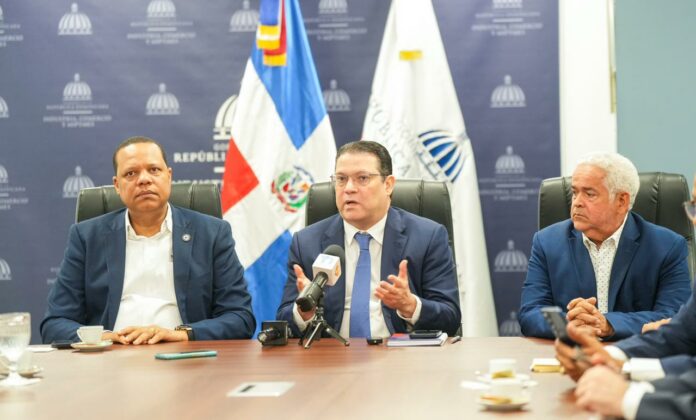 MICM y Pro Consumidor inician diálogo con Adanegas para tratar comisiones por pagos con tarjetas