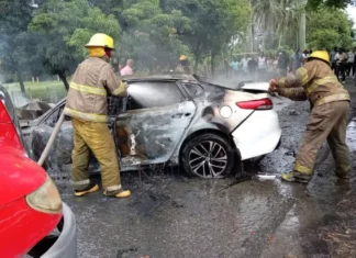 Una persona muere calcinada y dos resultan heridas tras accidente en Santo Domingo Norte