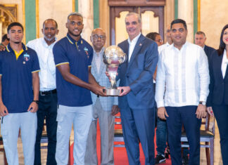 Abinader recibe en el Palacio Nacional al Salcedo Fútbol Club tras conquistar el campeonato nacional de la Liga Dominicana de Fútbol