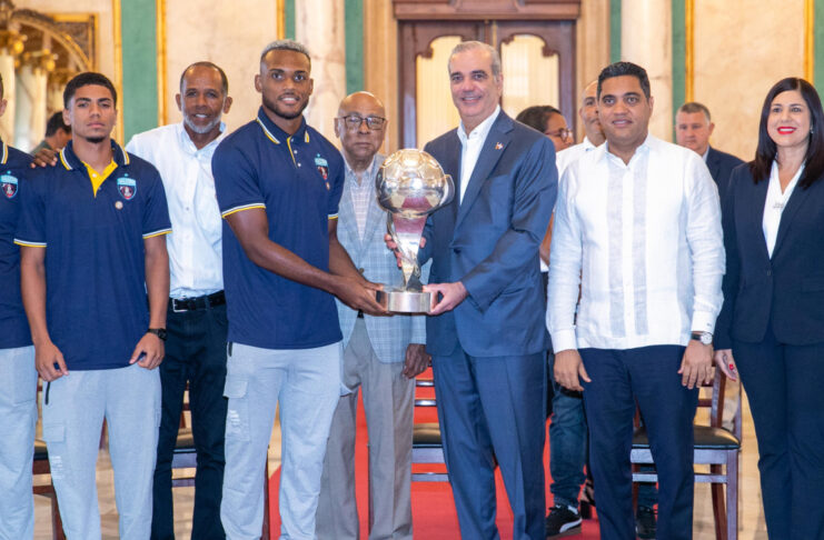 Abinader recibe en el Palacio Nacional al Salcedo Fútbol Club tras conquistar el campeonato nacional de la Liga Dominicana de Fútbol