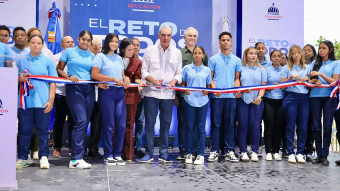 Abinader inaugura techado del Centro Educativo Luis José Antoine